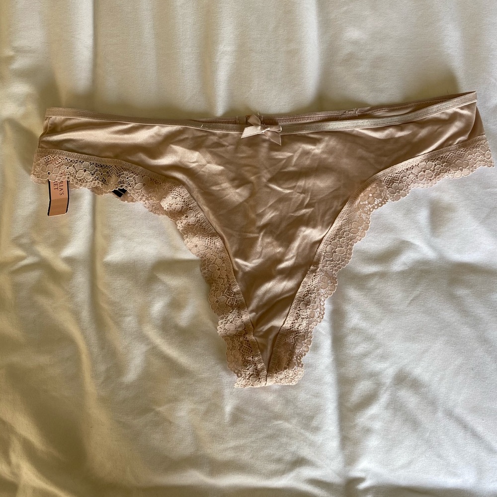 [NWT] Victoria Secret panty in size L